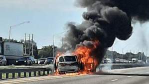 Reportan que una furgoneta se incendió en una autopista de Florida