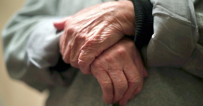 “Estoy completamente solo”: El drama de los abuelitos aislados por la pandemia