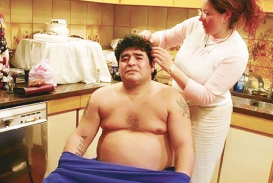 El abogado de Maradona dice que el exfutbolista continúa sedado