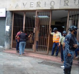 Colectivos invaden edificio al frente del Teatro Municipal de Caracas en un madrugonazo chavista (Foto)