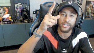 Twitch cierra la cuenta de Neymar por dar el teléfono de otro jugador