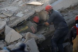 Rescatan a niña de 3 años de los escombros tras sismo en Turquía, cifra de muertos llega a 85 (FOTOS)