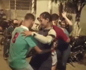 Destituyen a funcionaria de PoliBarcelona por bailar uniformada y armada en una fiesta callejera (VIDEO)