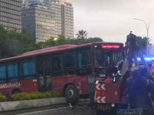 Reportan accidente de autobús en la autopista Francisco Fajardo #26Nov (FOTOS)