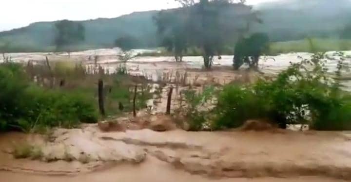 EN VIDEO: Fuertes lluvias desbordan el río Coro e impide paso hacia Churuguara #29Nov