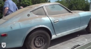 Lavan por primera vez en 44 años un auto deportivo olvidado en un granero… y así quedó (VIDEO)