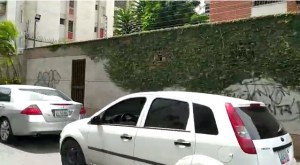 La INTERMINABLE cola de carros que colapsa la Av. Rómulo Gallegos para echar gasolina #12Nov (VIDEO)