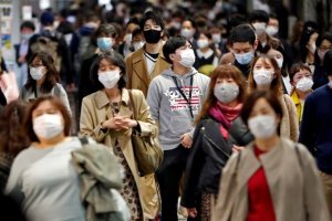 Japón aprueba multas para infractores de medidas anticoronavirus