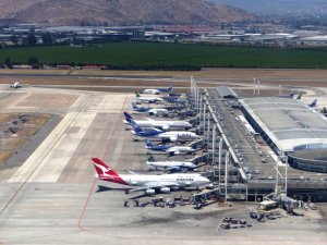 Chile reabre su frontera aérea a turistas después de ocho meses