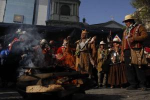 Ritos religiosos indígenas preceden posesión de nuevo presidente de Bolivia (FOTOS)