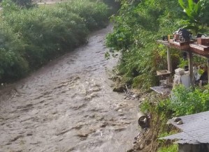 Más de 300 familias en Guatire están en riesgo de perder sus viviendas por la crecida del río El Ingenio #29Nov (VIDEO)