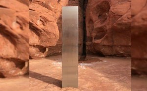 ¿Será un mensaje extraterrestre? Descubren misterioso monolito de metal en desierto de Utah (Video)