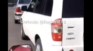 La INTERMINABLE cola de usuarios en la avenida Las Acacias para echar gasolina este #7Nov (VIDEO)