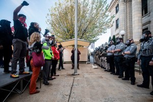 Manifestación de votantes en Carolina del Norte culminó con al menos ocho arrestos