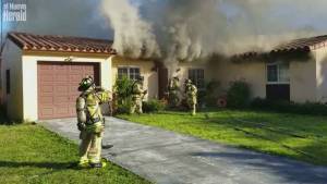 Bomberos atacaron un fuerte incendio en una casa al norte de Miami