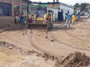 Continúan trabajo de despeje de escombros en zonas afectadas por el desbordamiento de río en Táchira #9Nov (FOTOS)