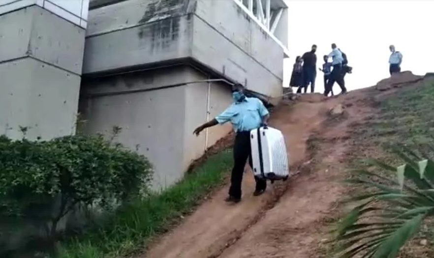 Pasajeros de Maiquetía caminan por “trochas” para llegar a túneles de desinfección (Video)