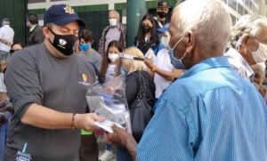 Gustavo Duque y Rotary Chacao entregaron tapabocas para la prevención del coronavirus
