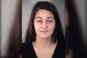 Mujer es acusada en Florida por abandonar a su bebé enfermo en la puerta de la casa de un extraño