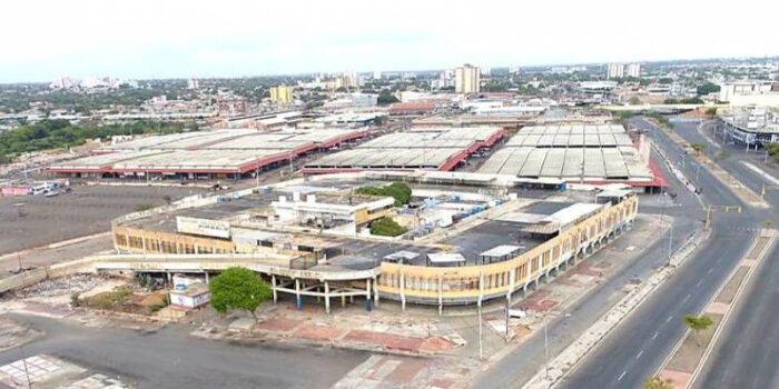 Mercado Las Pulgas del Zulia hasta las metras de buhoneros resteados que intentan tomar las instalaciones #5Nov (VIDEO)