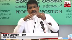 Ex ministro de Sri Lanka se volvió loco y se comió un pescado crudo EN VIVO (VIDEO)