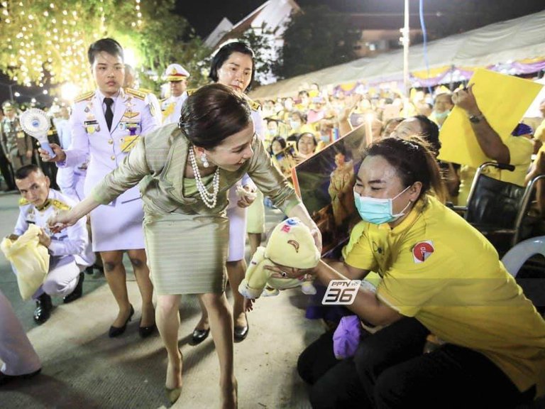 La impactante imagen de una escolta de la reina de Tailandia que escandalizó al mundo