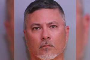 Maestro en Florida enfrenta 408 cargos por pornografía infantil