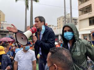 Guaidó recorrió las calles de Los Teques e invitó a los ciudadanos a participar en la Consulta Popular (Video)