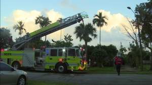 Socorristas sacaron a dos hombres de una casa en llamas al norte de Miami Beach