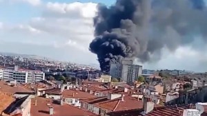 EN VIDEOS: Voraz incendio se produjo en un hospital de Estambul
