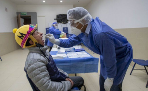 La batalla política por la vacuna se recrudece en Brasil tras suspensión de ensayo