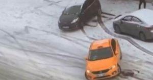 ¡Sin control! Autos en Turquía colisionaron por calle congelada (VIDEO)