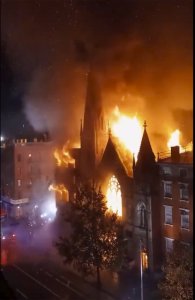 Voraz incendio destruyó iglesia histórica que alberga la campana de la libertad en Nueva York (Fotos)
