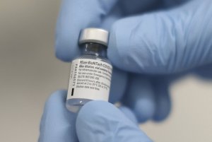 Vacuna de Pfizer contra el Covid-19 enfrenta el último desafío antes de su aprobación en EEUU