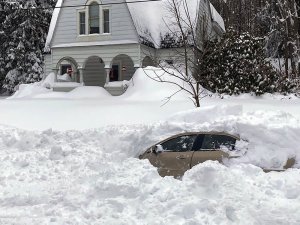 Pasó 10 horas atrapado en su vehículo durante la tormenta de nieve en Nueva York