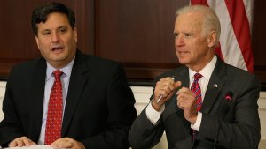 Jefe de gabinete de Biden aseguró que la respuesta al hackeo irá más allá de las “sanciones justas”