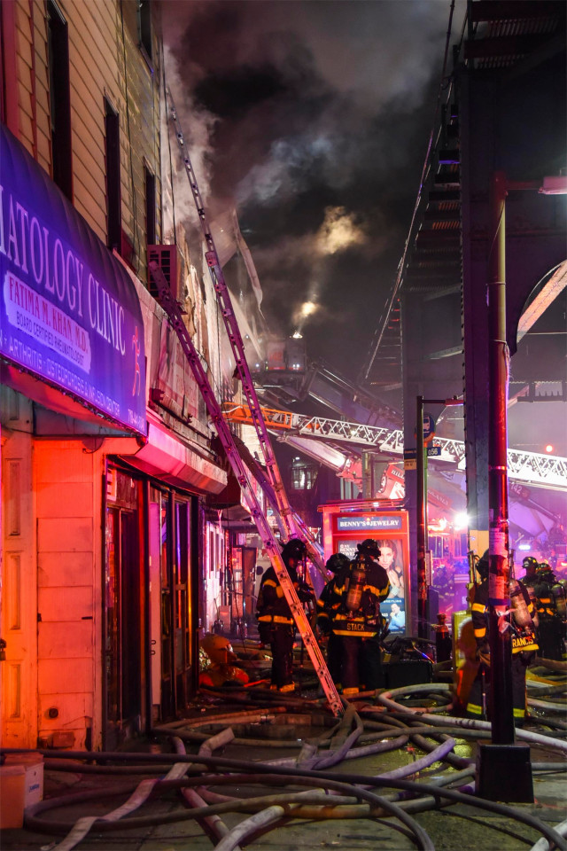 Voraz incendio en Queens arrasó varios edificios y dejó tres bomberos