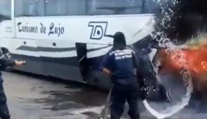 Extinguieron llamarada de autobús que se incendió frente al terminal de La Guaira (VIDEO)