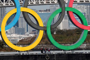 Los anillos olímpicos gigantes son reinstalados en Tokio