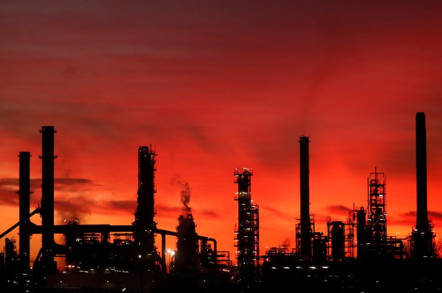 Venezuelas Largest Oil Refinery Halts Production Amid Blackout 