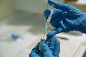 OMS espera poder comenzar vacunaciones con Pfizer a finales de enero