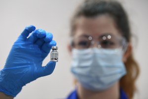 Cuatro voluntarios experimentan temporalmente una parálisis facial durante el ensayo de la vacuna de Pfizer