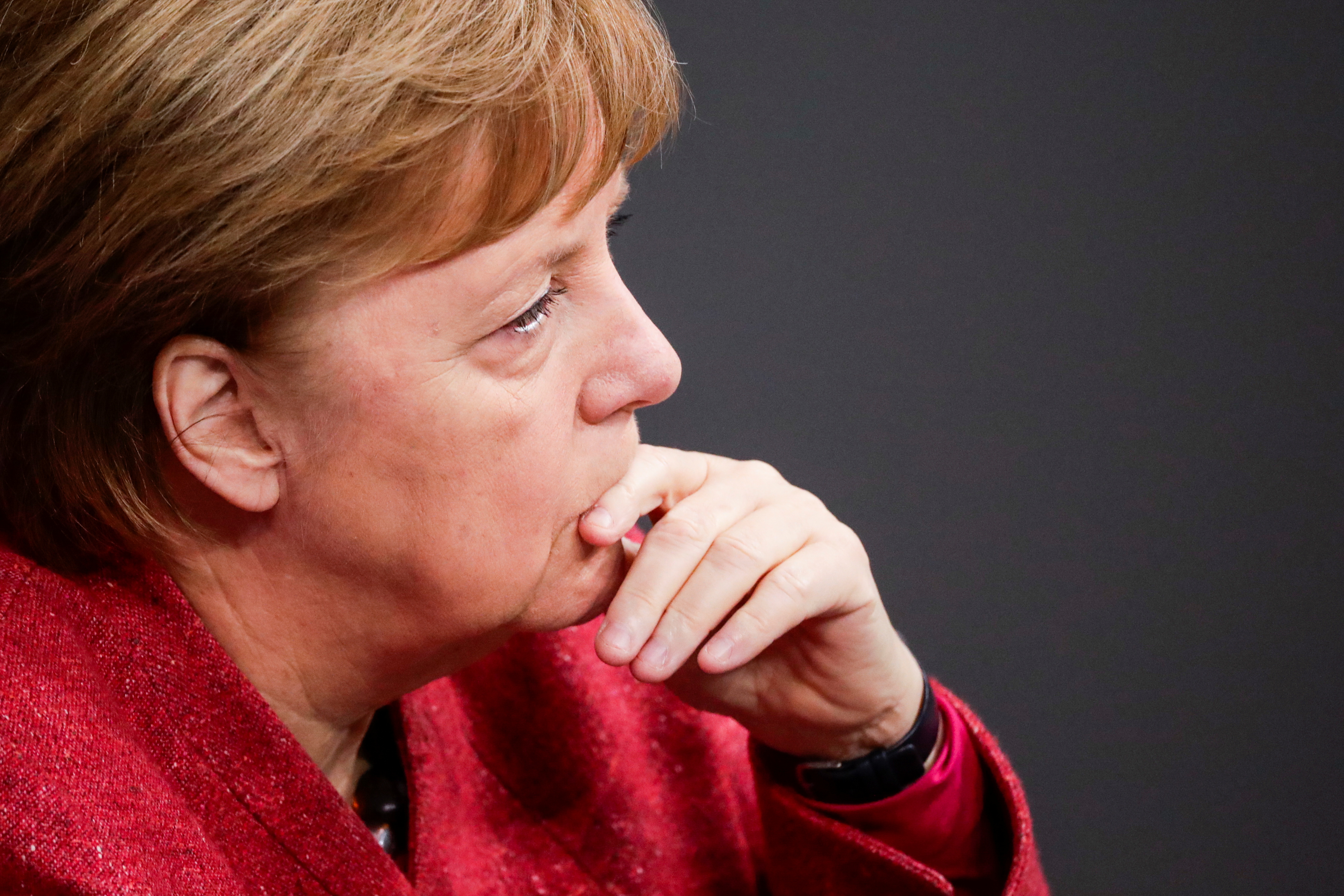 Merkel ve más riesgo que beneficios en liberalizar patentes de las vacunas