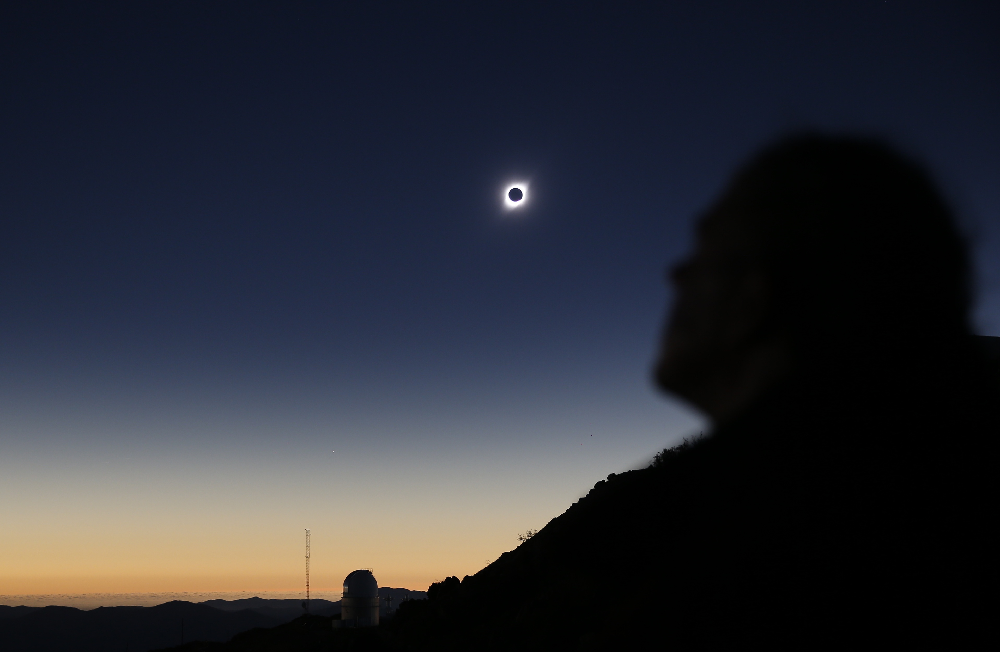 Nubes, lluvia y coronavirus opacan observación de eclipse total de sol en el sur de Chile