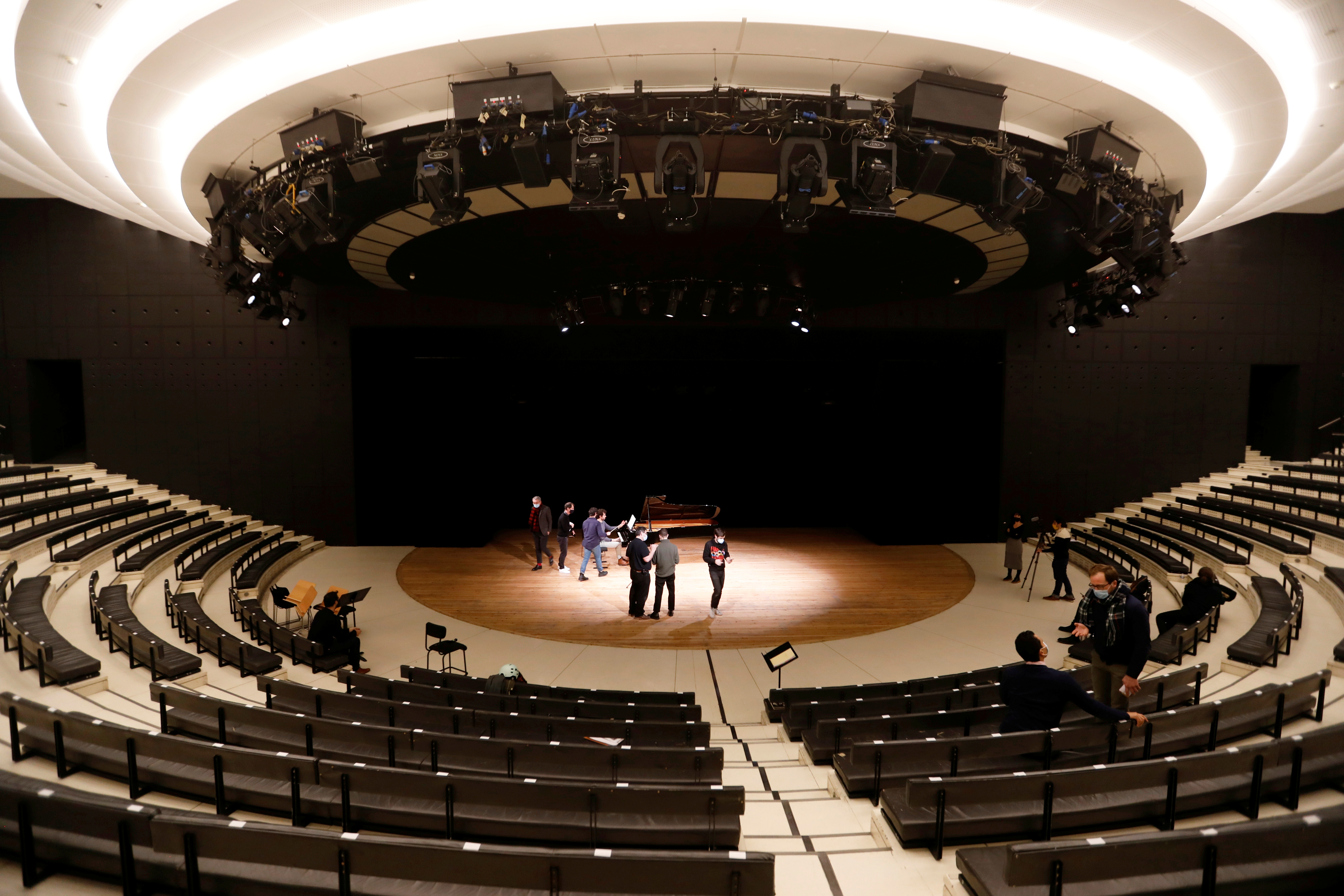 Cantantes de la Ópera de París pasan a formato digital con teatros cerrados por Covid-19
