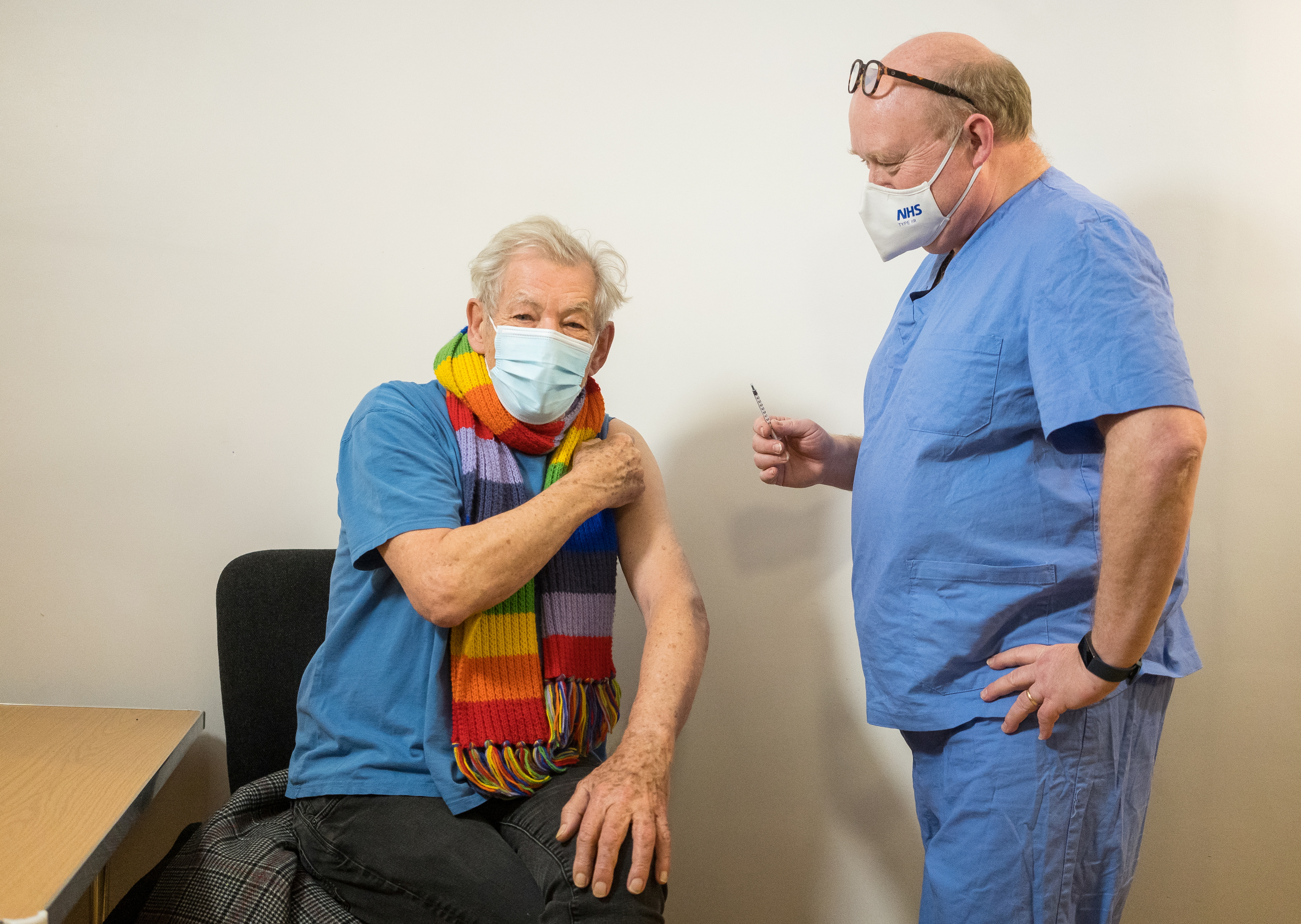 Ian McKellen, actor de Gandalf, eufórico tras recibir vacuna de Covid-19