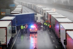 La ira va en aumento en Dover, donde camioneros varados exigen salir de Reino Unido
