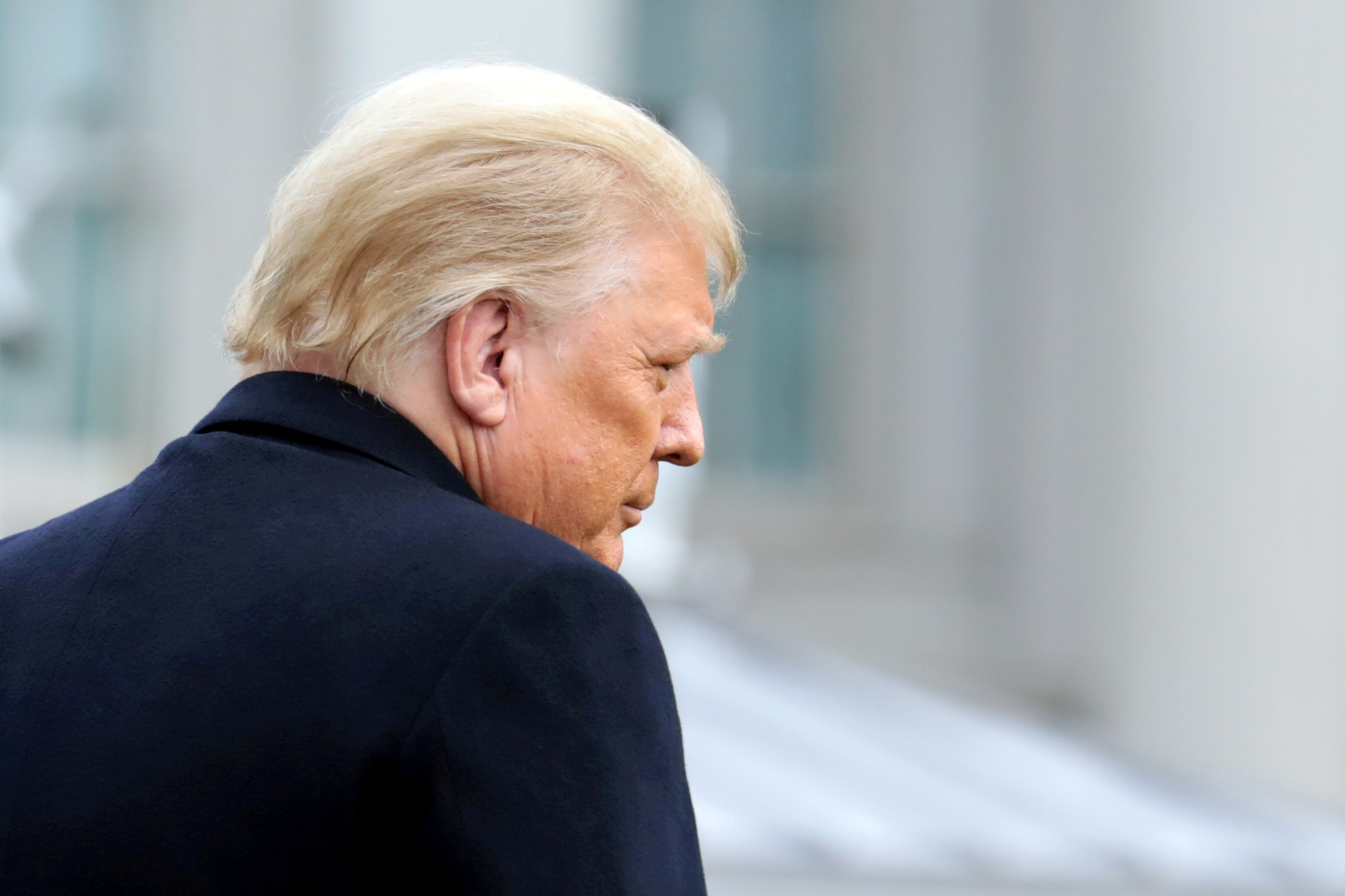 Gabinete de Trump discutió sobre la destitución del mandatario, según medios de EEUU