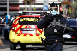 Tres policías mueren por disparos en el centro de Francia