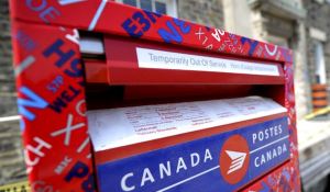 Cientos de canadienses reciben tarjetas regalo y poemas de un Papá Noel anónimo